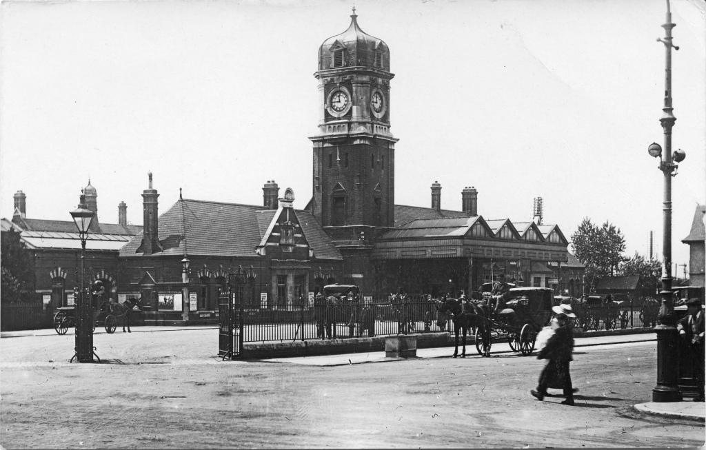 An Edwardian view of Southampton West Station taken between 1901 & 1910. Horse drawn carriages await passengers. Image: John Alsop Collection